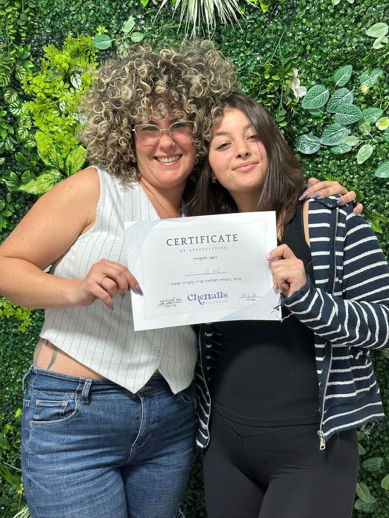חן וינגרטן עם תלמידה ותעודת סיום